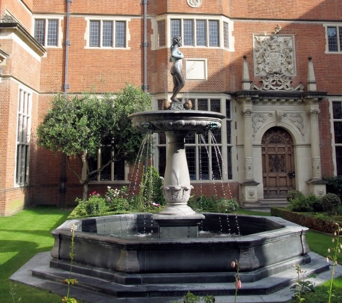Fountain-Crosby-Hall-Chelsea-London